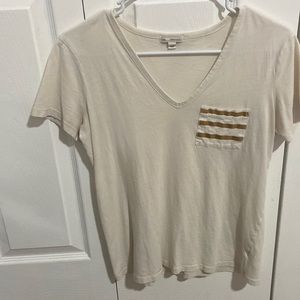 Gap t shirt with front pocket design